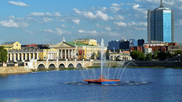 Вид с набережной на Челябинскую государственную филармонию