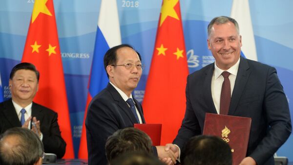 Президент Олимпийского комитета России Станислав Поздняков (справа) и председатель Олимпийского комитета Китая Гоу Чжунвэнь