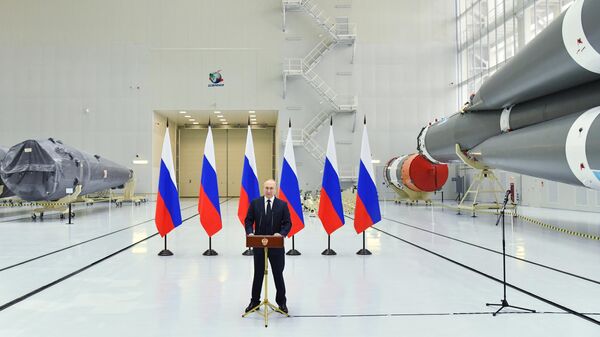Президент России Владимир Путин выступает перед работниками космодрома Восточный в сборочном цехе ракеты-носителя