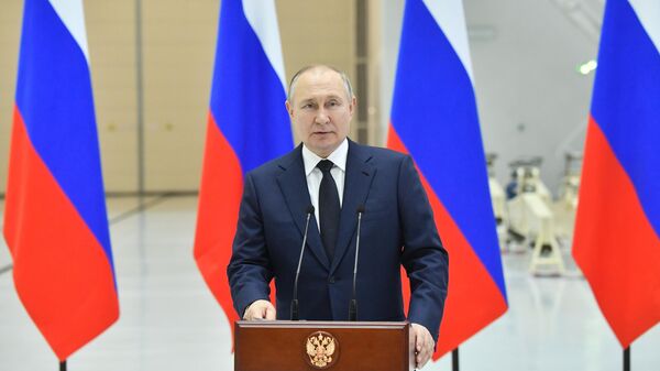 Президент России Владимир Путин выступает перед работниками космодрома Восточный