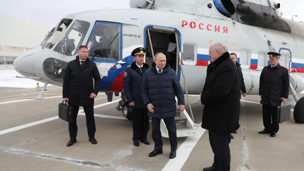 Президент России Владимир Путин и президент Белоруссии Александр Лукашенко на космодроме Восточный