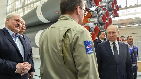 Президент РФ Владимир Путин во время встречи с работниками космодрома Восточный в сборочном цех ракеты-носителя