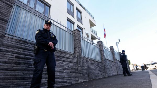 Сотрудники полиции у здания посольства Российской Федерации в Загребе, Хорватия