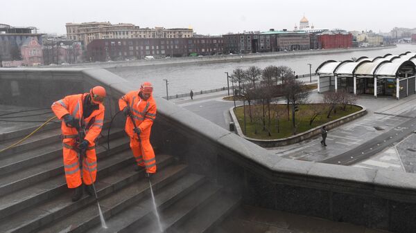Сотрудник ГБУ Гормост производит весеннюю помывку Крымского моста в Москве
