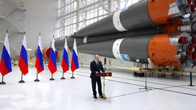 Президент России Владимир Путин выступает перед работниками космодрома Восточный
