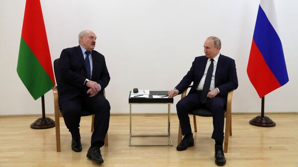 Президент России Владимир Путин и президент Белоруссии Александр Лукашенко во время поездки на космодром Восточный