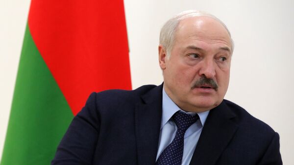 Президент Белоруссии Александр Лукашенко беседует с президентом России Владимиром Путиным во время поездки на космодром Восточный