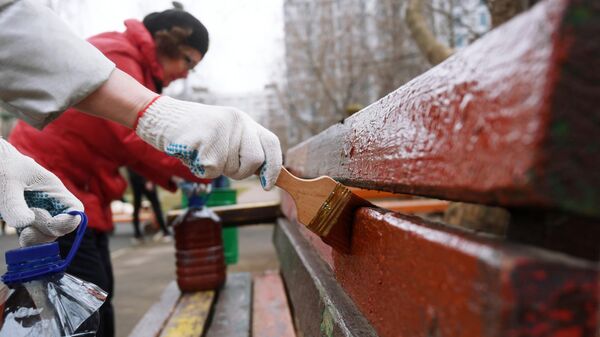 Жители города участвуют в уборке двора на улице Знаменская во время общегородского субботника в Москве