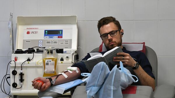 Донор сдает кровь в Центре крови ФМБА