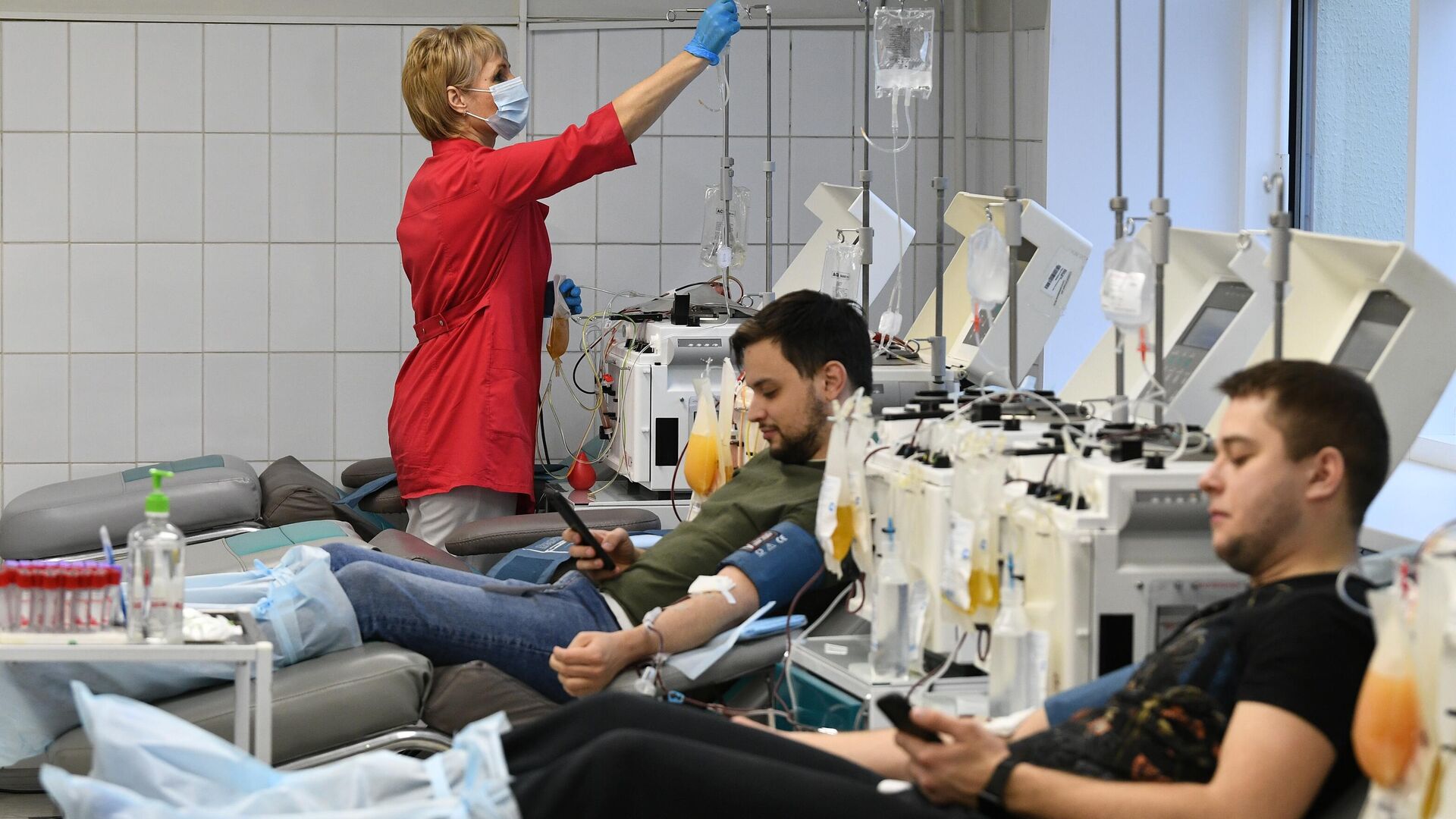 Доноры сдают кровь в Центре крови ФМБА - РИА Новости, 1920, 20.04.2022