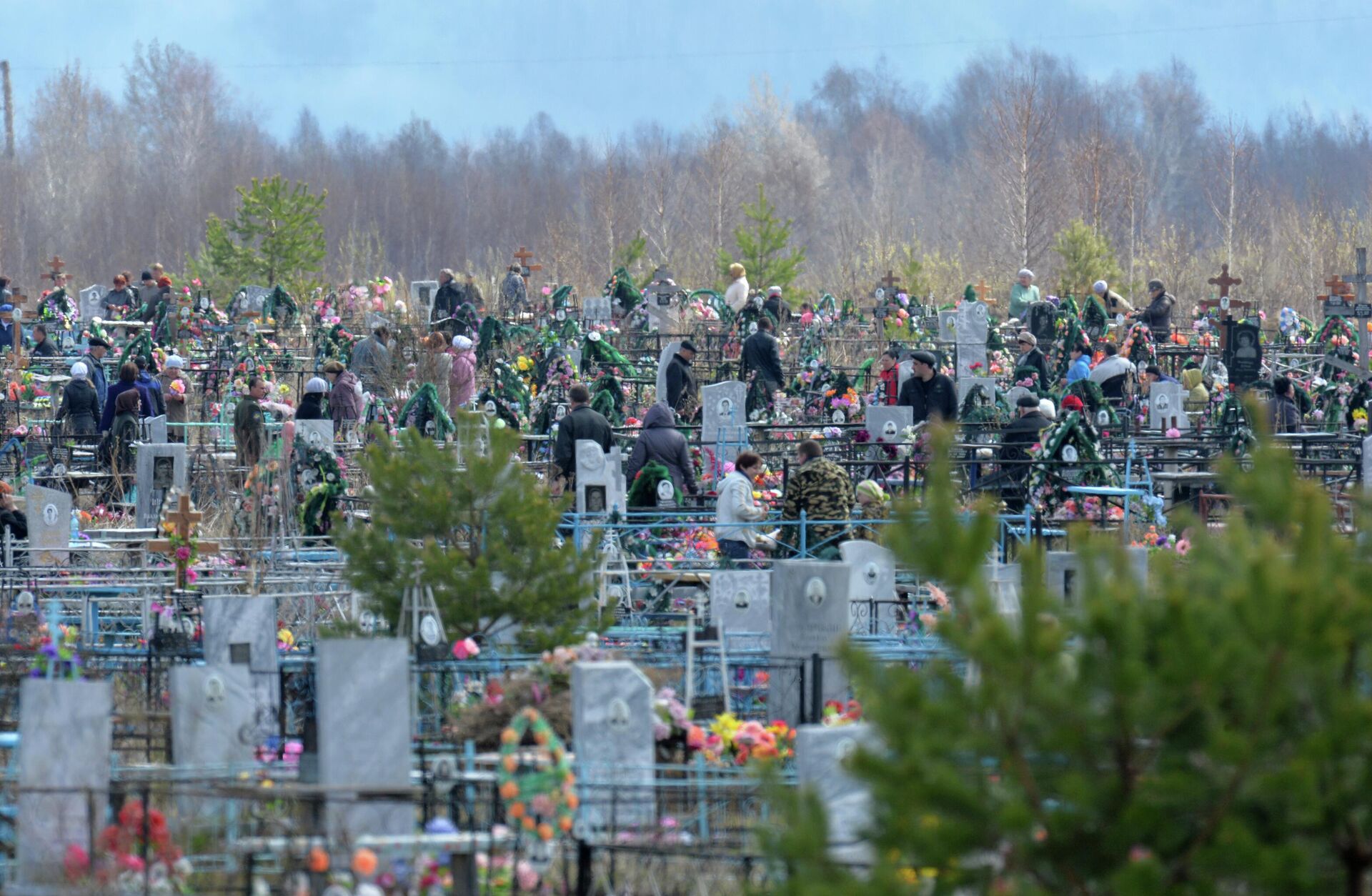 Жители города Тара Омской области на кладбище в день Радоницы - РИА Новости, 1920, 10.03.2023
