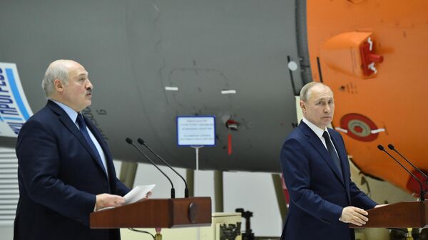 Президент России Владимир Путин и президент Белоруссии Александр Лукашенко во время пресс-конференции на космодроме Восточный