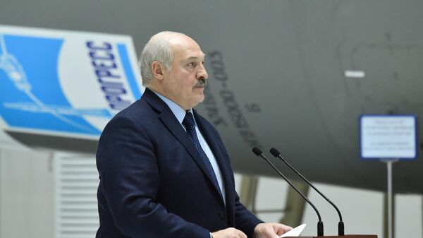 Президент Белоруссии Александр Лукашенко во время пресс-конференции в сборочном цехе ракеты-носителя на космодроме Восточный