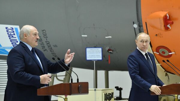 Президент России Владимир Путин и президент Белоруссии Александр Лукашенко во время пресс-конференции на космодроме Восточный