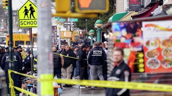 Сотрудники полиции возле станции метро в Нью-Йорке, где произошла стрельба