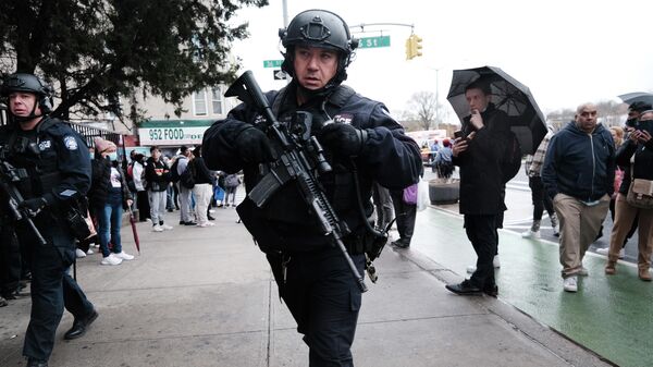 Сотрудники полиции возле станции метро в Нью-Йорке, где произошла стрельба