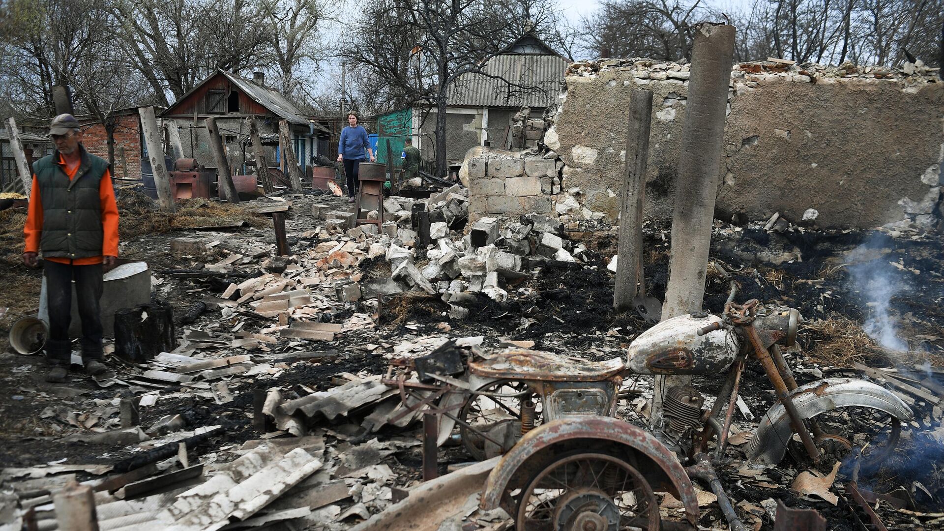 Жители во дворе жилого дома, пострадавшего в результате обстрела, в населенном пункте Фрунзе в ЛНР - РИА Новости, 1920, 13.04.2022