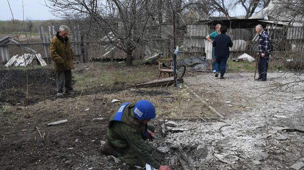Последствия обстрела в населенном пункте в ЛНР