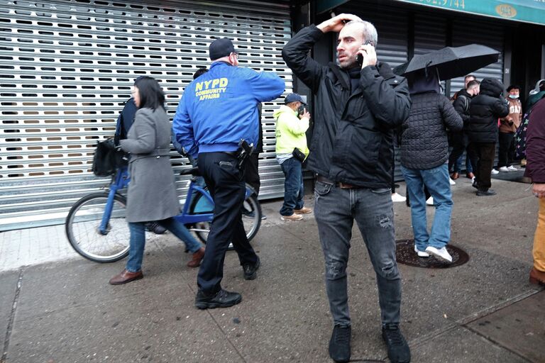 Прохожие и сотрудники экстренных служб возле станции метро в Нью-Йорке, где произошла стрельба