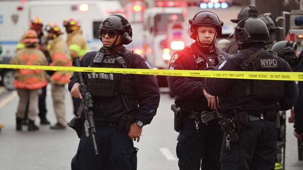 Полиция и сотрудники экстренных служб возле станции метро в Нью-Йорке, где произошла стрельба