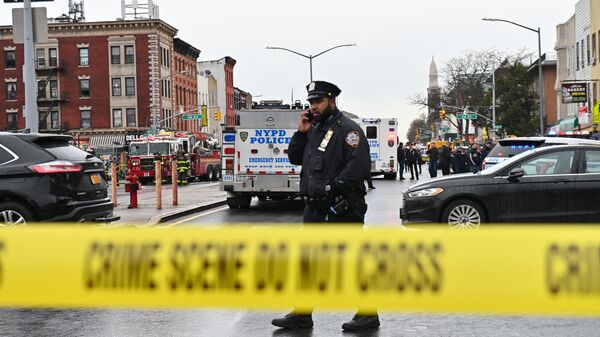 Сотрудники полиции и машины скорой помощи возле станции метро в Нью-Йорке, где произошла стрельба