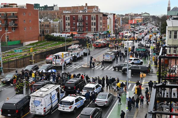 Сотрудники экстренных служб возле станции метро в Нью-Йорке, где произошла стрельба
