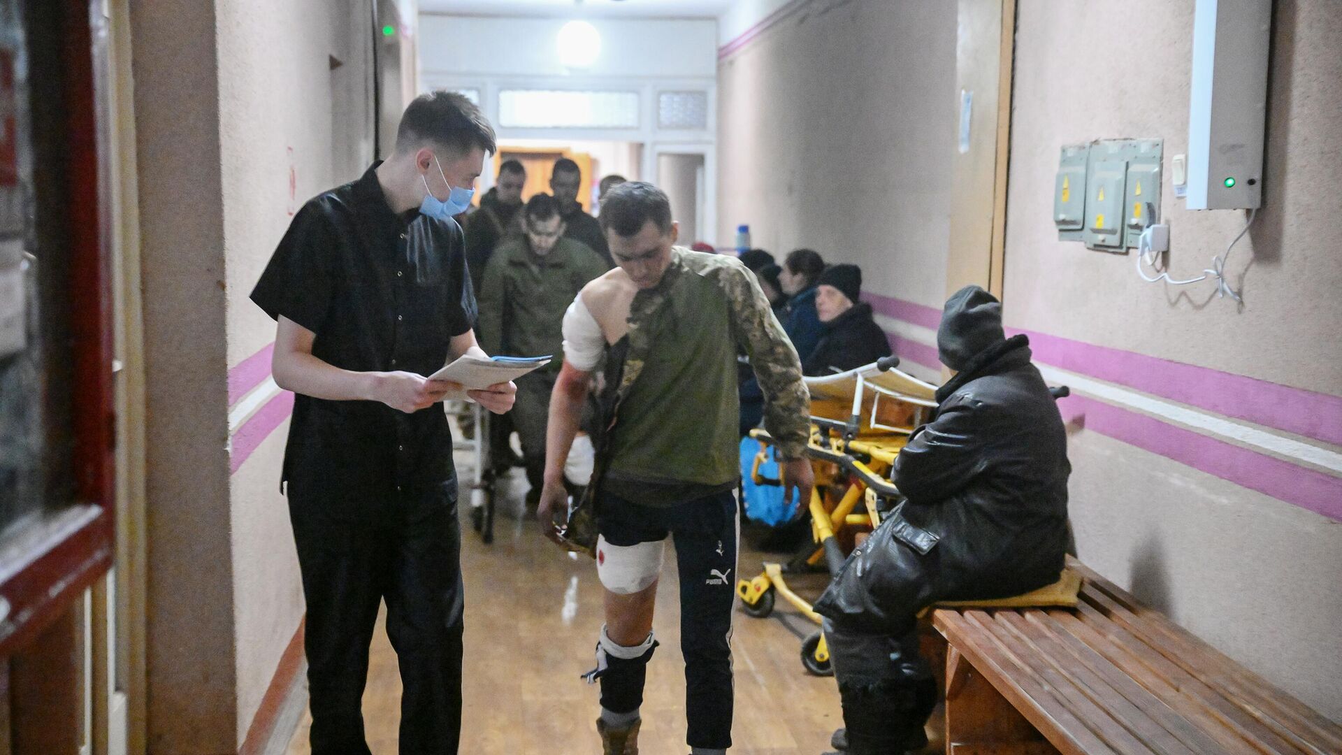 Военнослужащие Вооруженных сил Украины, сдавшиеся в плен в Мариуполе, в Новоазовской центральной районной больнице - РИА Новости, 1920, 12.05.2022