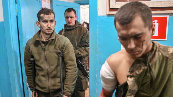 Военнослужащие Вооруженных сил Украины, сдавшиеся в плен в Мариуполе, в Новоазовской центральной районной больнице