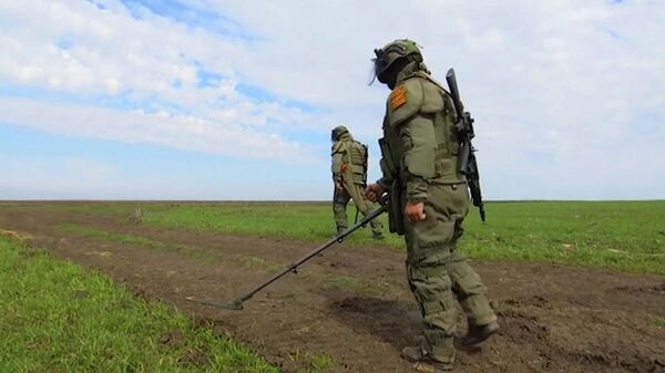 Российские саперы проверяют поля для посевной под Харьковом