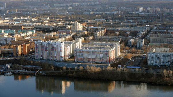 Вид на правобережную часть Красноярска, реку Енисей и промышленные кварталы Ленинского района