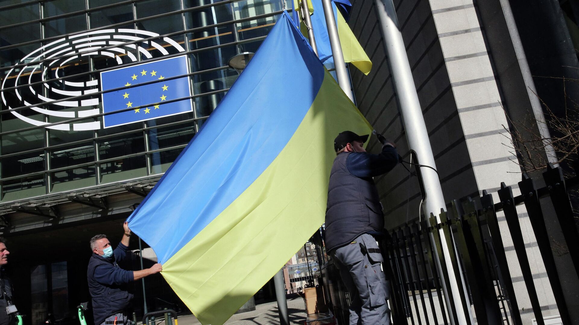 Рабочие устанавливают флаг Украины возле здания Европейского парламента в Брюсселе - РИА Новости, 1920, 13.04.2022