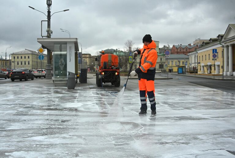 Промывка моющим средством дорог и тротуаров в Москве