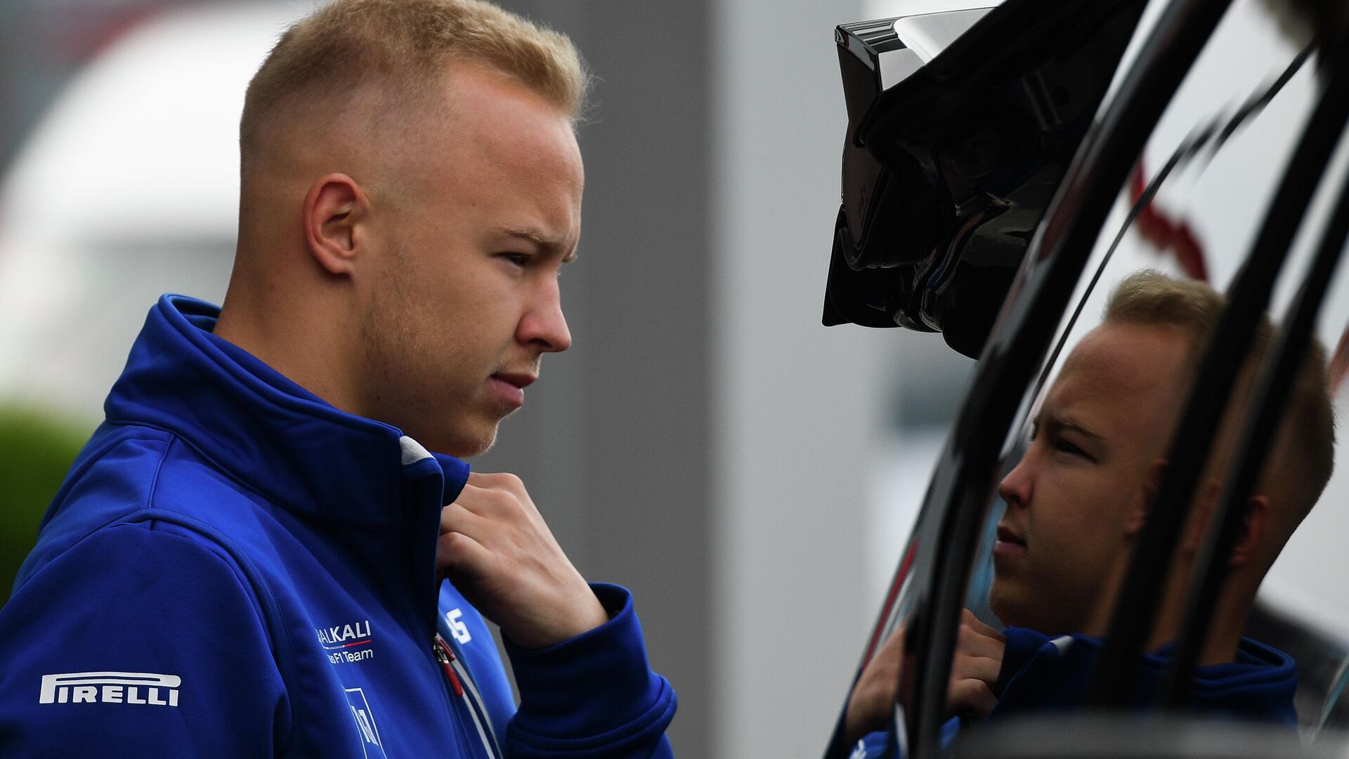 Бывший пилот "Формулы-1" Мазепин передал свой шлем Музею спорта России