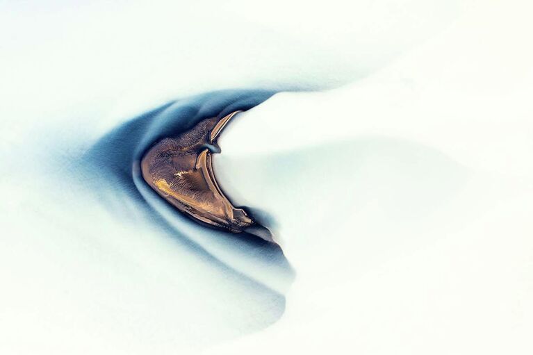 Работа фотографа Uwe Hasubek Glacial river, занявшая второе место в категории Nature's Studio фотоконкурса GDT Nature Photographer of the Year 2022