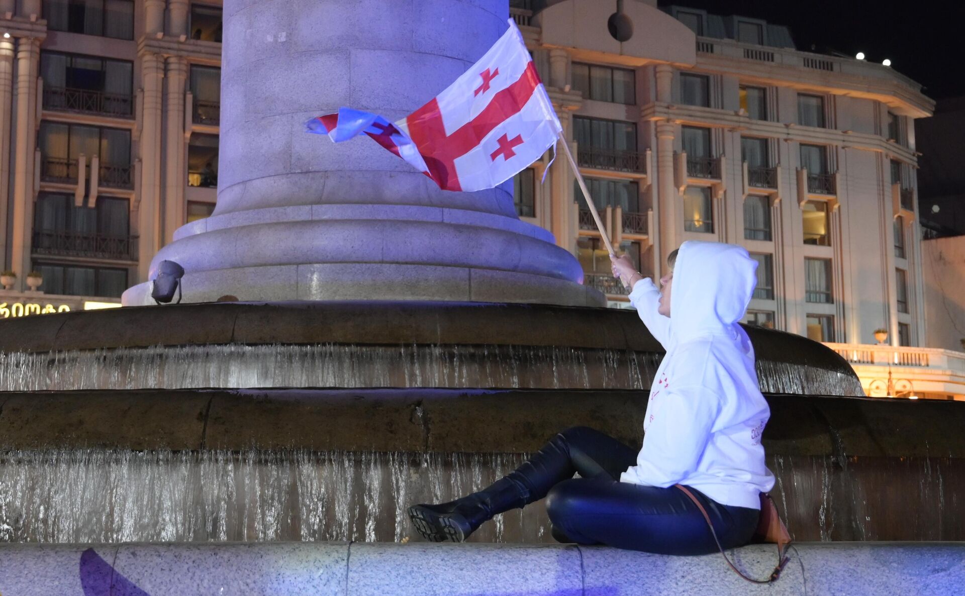 Девушка с флагом Грузии на площади Свободы в Тбилиси  - РИА Новости, 1920, 22.02.2023