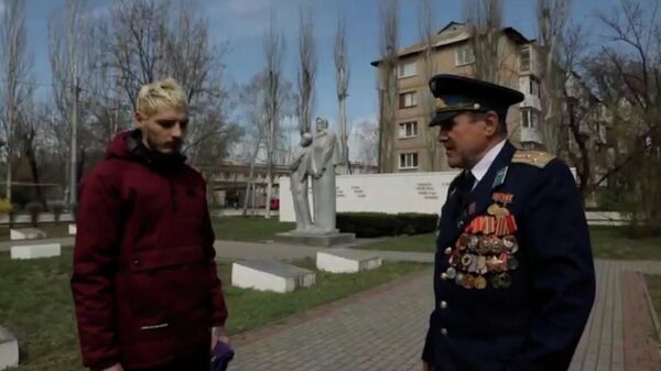Экскурсия по военному мемориалу Мелитополя для участника националистических акций