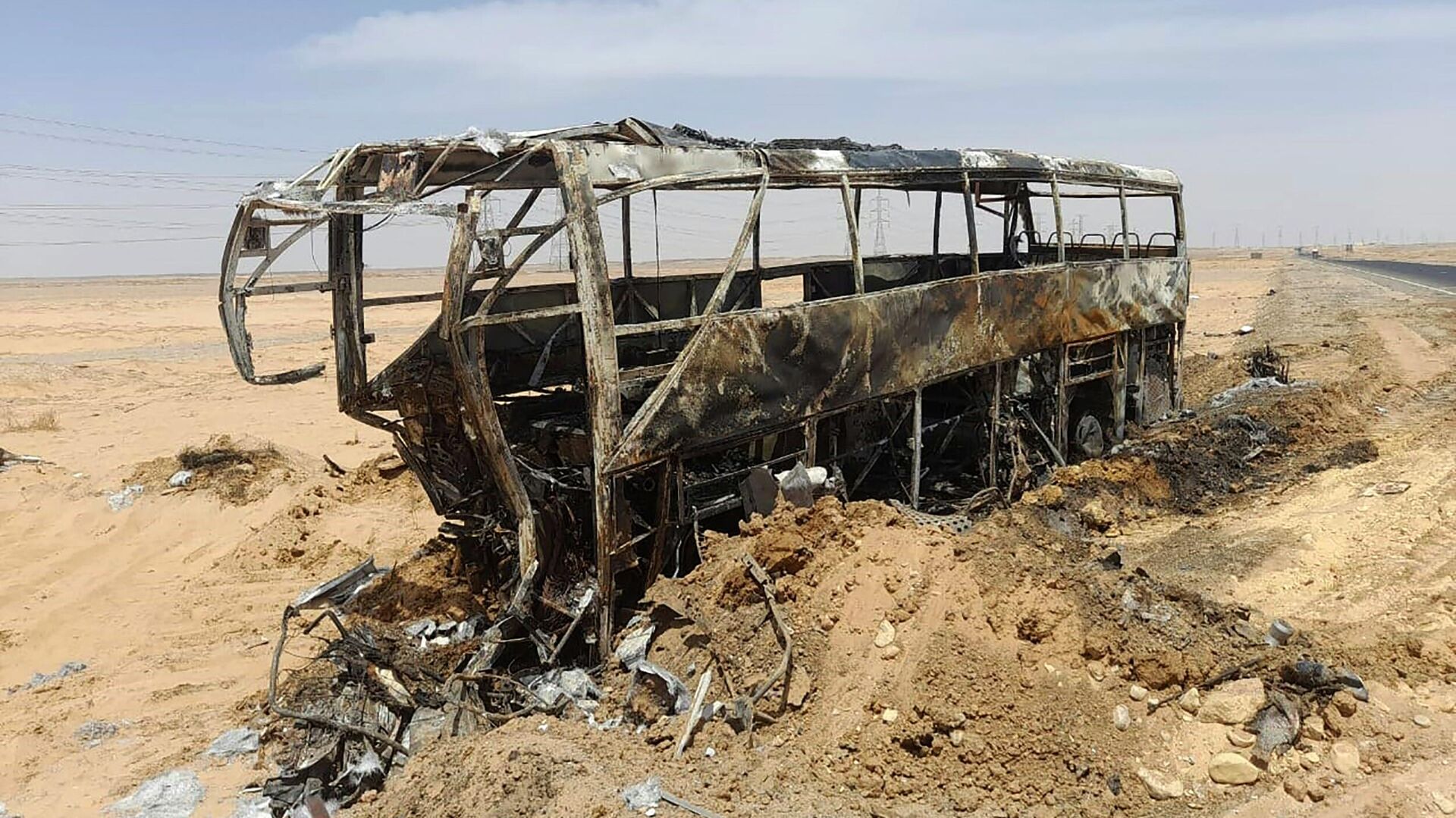 Туристический автобус, сгоревший в результате ДТП, в провинции Асуан, Египет - РИА Новости, 1920, 13.04.2022