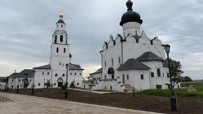 Вид на Свияжский Успенский Богородицкий мужской монастырь 