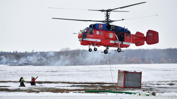 Пожарно-спасательный вертолет Ка-32А11BC спасательной службы МЧС России по ликвидации чрезвычайных ситуаций, связанных с паводком, в деревне Безобразово