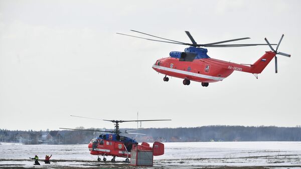 Пожарно-спасательный вертолет Ка-32А11BC (слева) и многоцелевой транспортный вертолет Ми-26Т спасательной службы МЧС России на учениях, связанных с паводком, в деревне Безобразово 