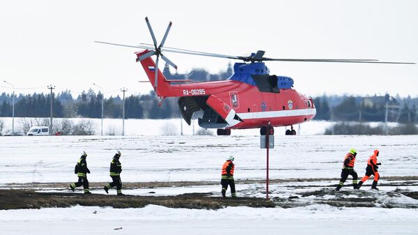 Многоцелевой транспортный вертолет Ми-26Т спасательной службы МЧС России на учениях, связанных с паводком, в деревне Безобразово 