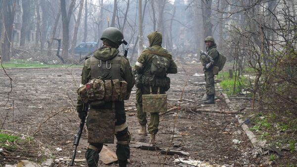 Военнослужащие НМ ДНР в кварталах, примыкающих к заводу Азовсталь в Мариуполе