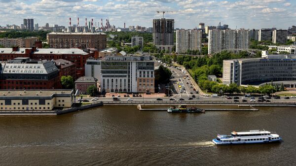 Вид на Новоданиловскую набережную в Москве.
