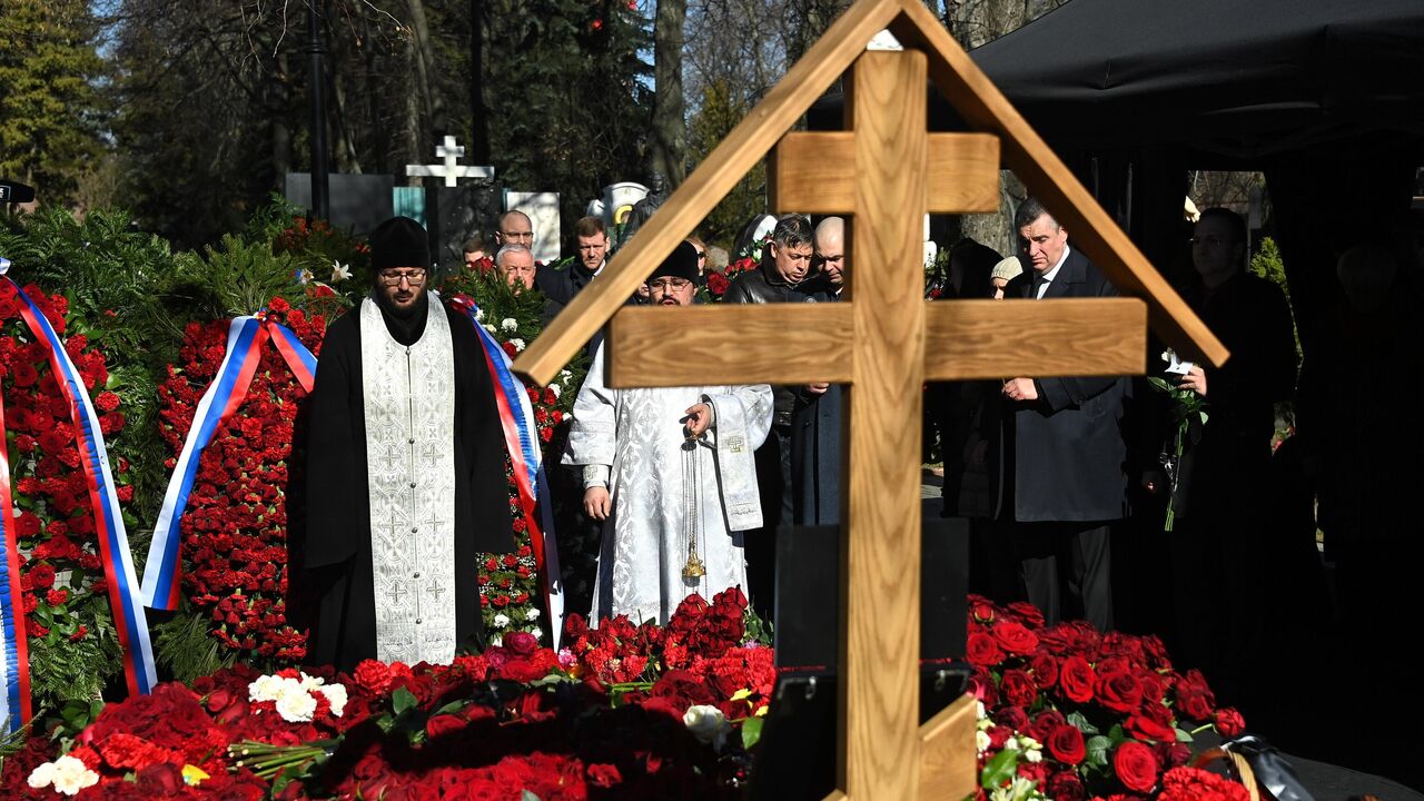 Близкие и политики почтили память Жириновского - РИА Новости, 14.04.2022