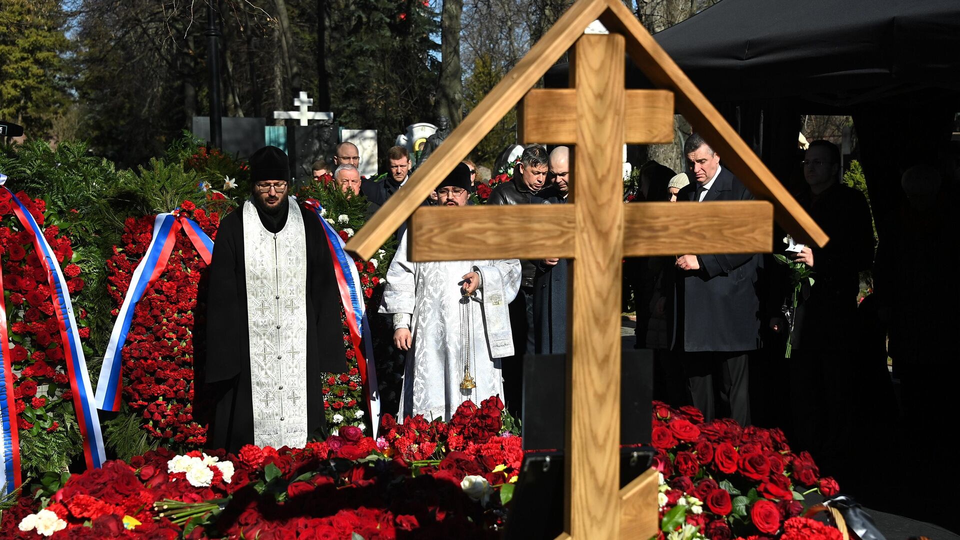 Священнослужители на мероприятии памяти  Владимира Жириновскому на Новодевичьем кладбище в Москве - РИА Новости, 1920, 14.04.2022