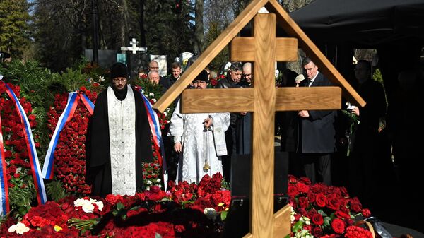 Священнослужители на мероприятии памяти  Владимира Жириновскому на Новодевичьем кладбище в Москве