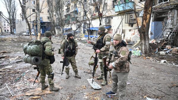 Бойцы полка спецназа полиции имени Ахмата Кадырова МВД Чечни в Левобережном районе Мариуполя