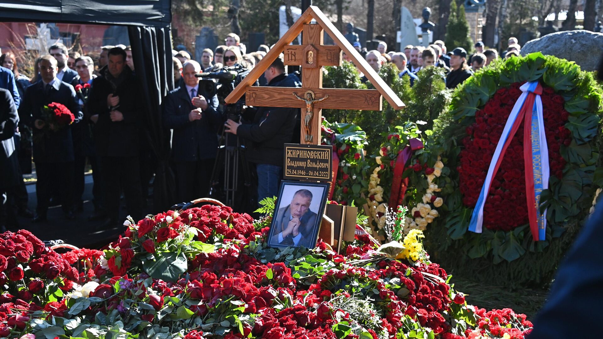 На мероприятии памяти  Владимира Жириновскому на Новодевичьем кладбище в Москве - РИА Новости, 1920, 14.04.2022