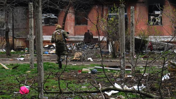 Военнослужащий НМ ДНР в кварталах, примыкающих к заводу Азовсталь в Мариуполе