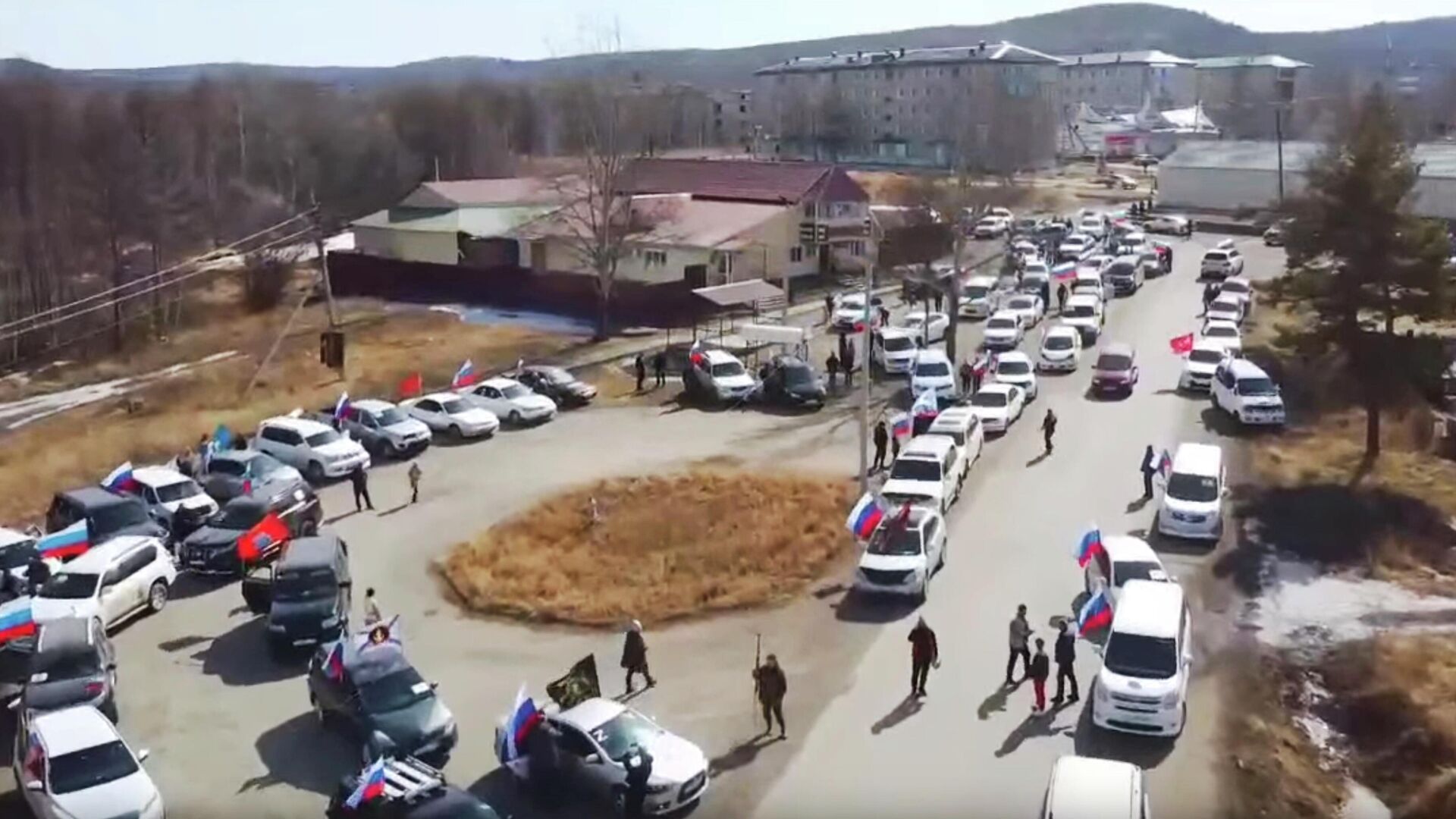 Участники автопробега в поддержку российских военных в Сковородинском районе Амурской области. Кадр видео - РИА Новости, 1920, 14.04.2022